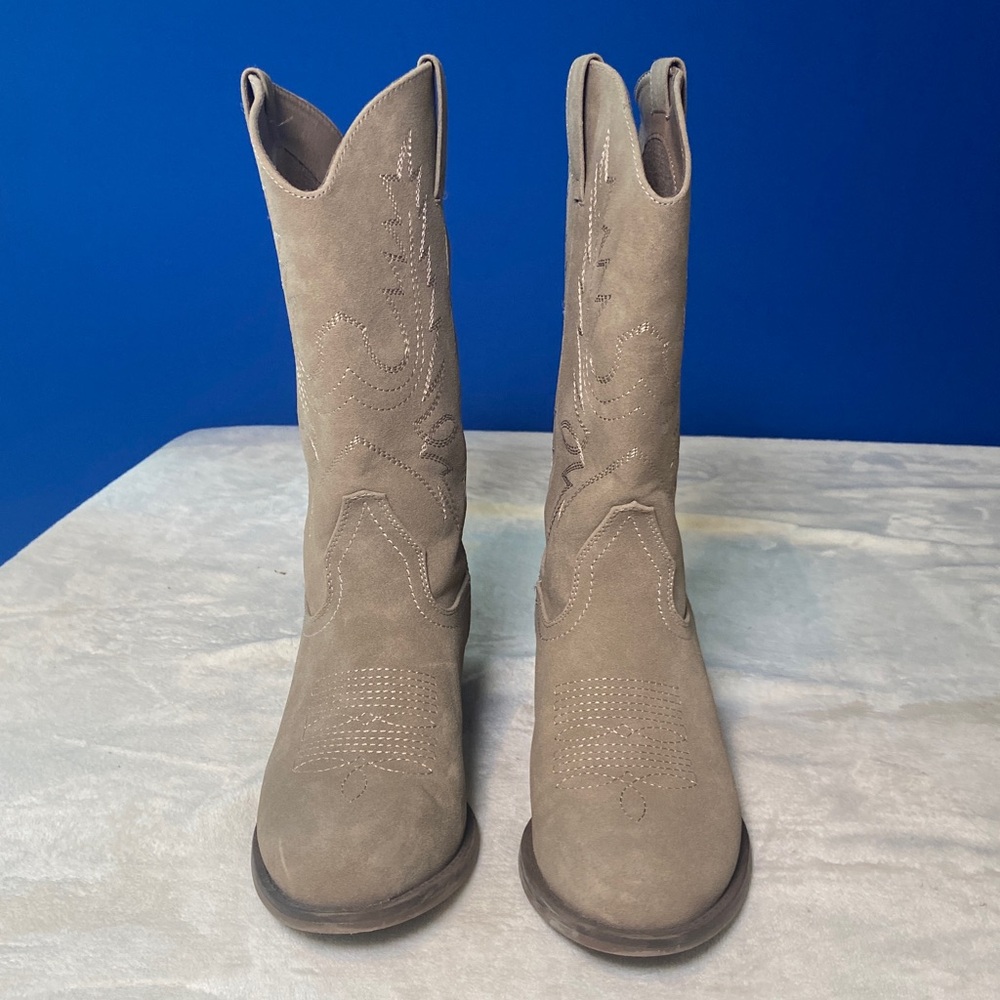 Gorgeous Xappeal Ladies Taupe “Twain” Faux Suede Cowboy boots Sz 7.5M EUC 🤠